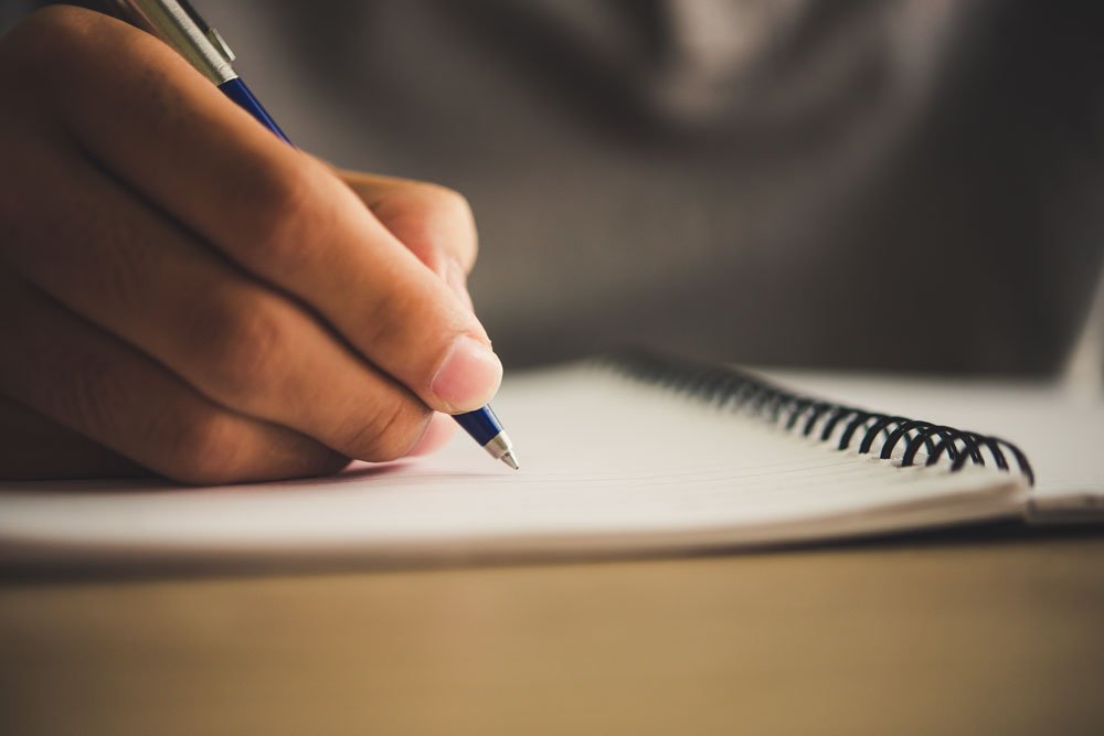 fingers-note-report-journalist-filling_low
